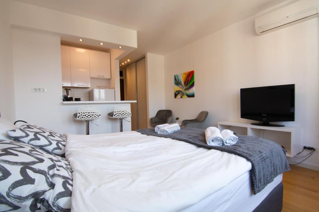 A Blok New Modern - Free Garage Parking, Comfortable, Quiet With A Park View Belgrado Esterno foto